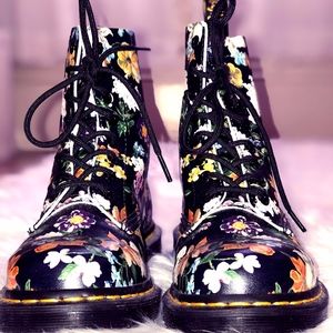 Dr. Martens Darcy Black Floral Pascal